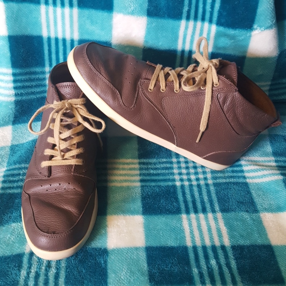 Men's size 11 Element high tops.